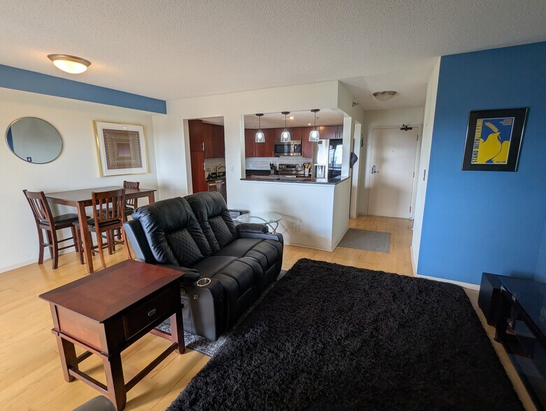 Spacious entrance with large closest - 110 1st Ave NE