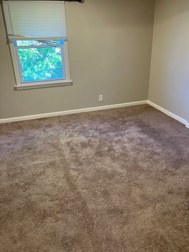 Building Photo - Lovely 3 Bed Colonial main floor laundry