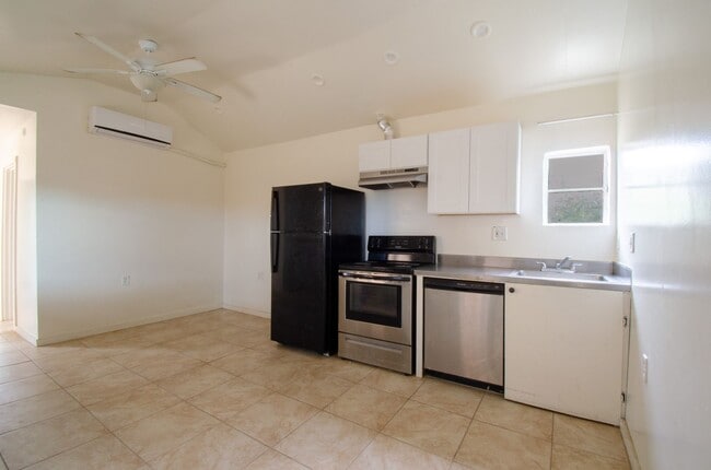 Building Photo - 2 Bed 1 Bath Home with Private Fenced Backyard!