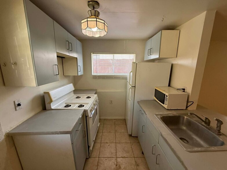 Building Photo - 1137 E Adelaide Dr