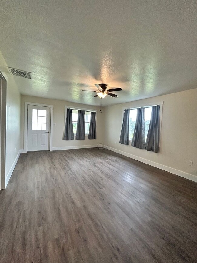 Building Photo - Welcome home to this completely renovated ...