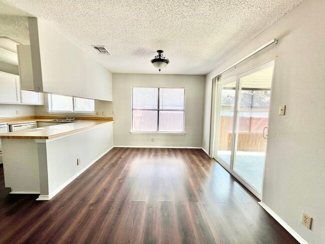 Building Photo - Charming 3BR Home Near Randolph AFB with Fireplace & Covered Patio!