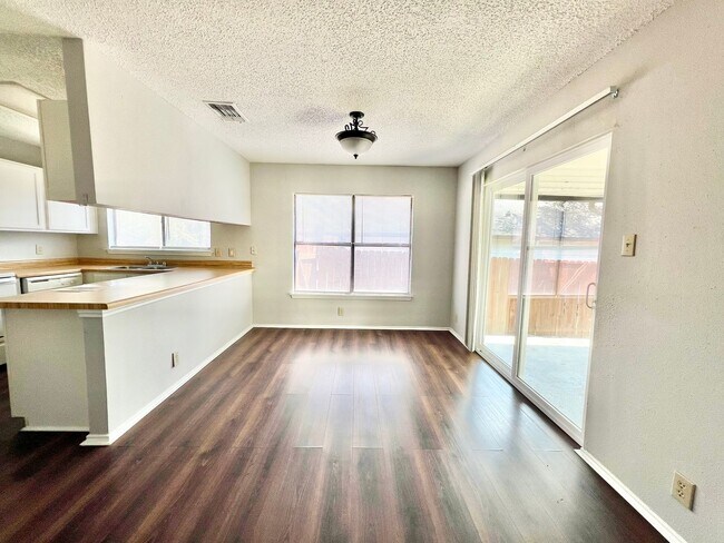 Building Photo - *MOVE IN SPECIAL* Charming 3BR Home Near Randolph AFB with Fireplace & Covered Patio!
