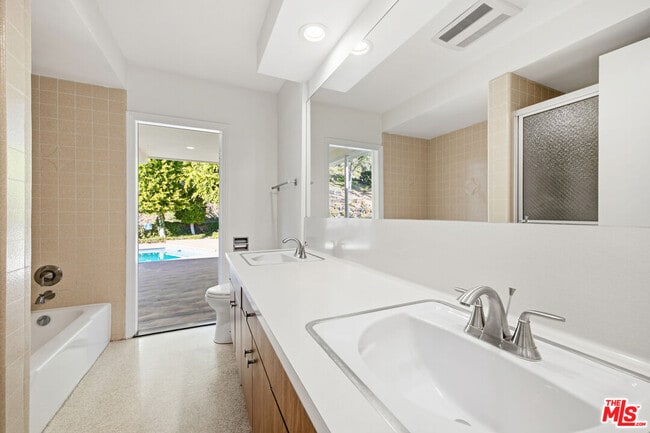 Building Photo - 8900 Alto Cedro Dr