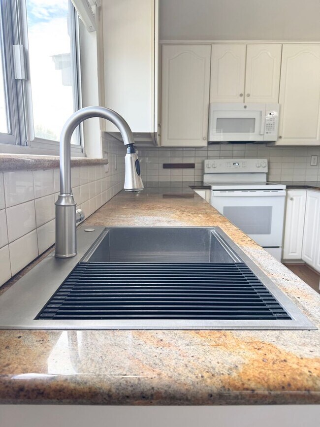 Building Photo - Castro Valley 2BD/1.5BA, 2 Story Duplex with Shared Garage