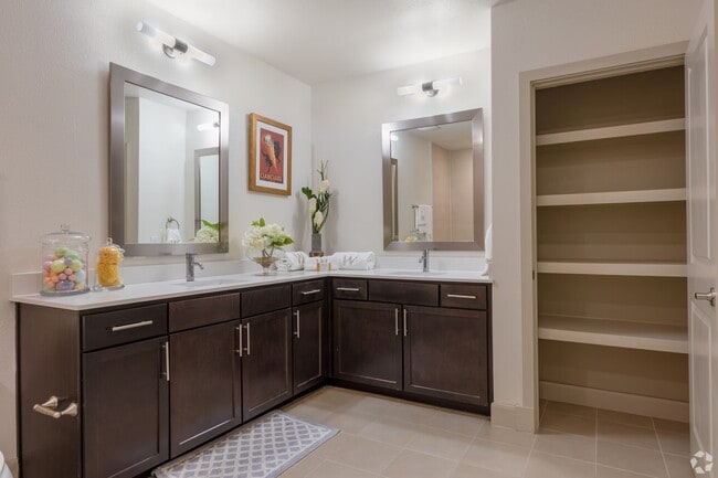 Building Photo - Now Leasing – Spacious Modern Apartments!