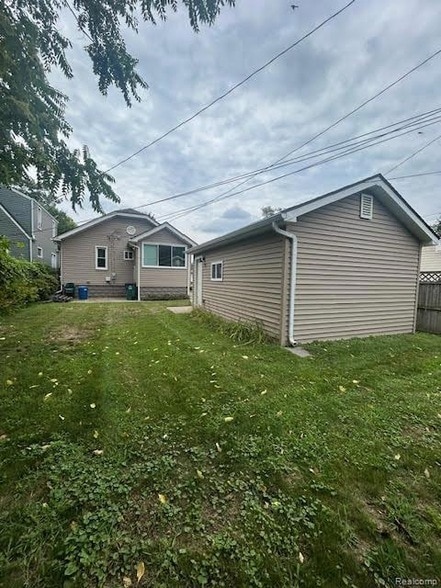 Building Photo - 159 E Maplehurst Ave