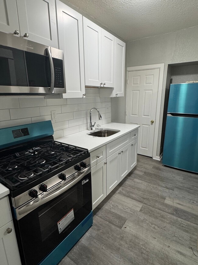 Building Photo - 5563 Matthews St