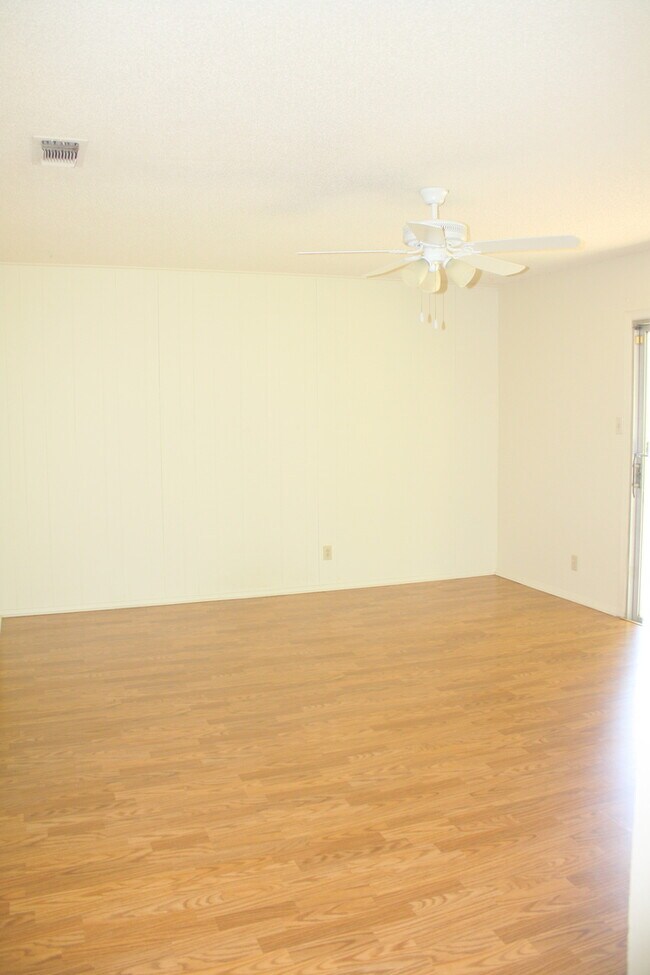 Building Photo - 3 BR / 1 BA House off Shoal Creek/Steck!