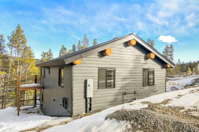 Building Photo - 148 N Aspen St