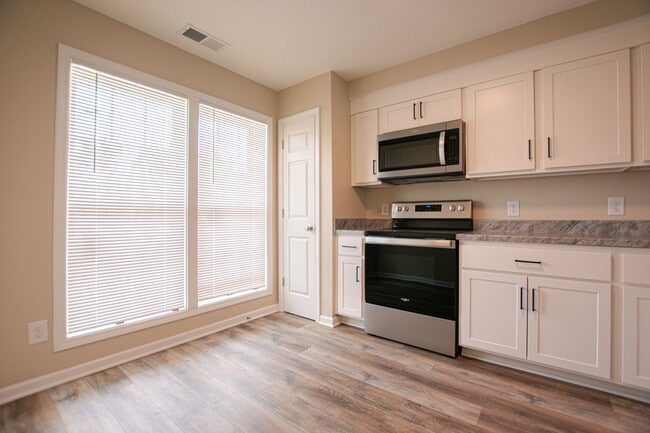 Building Photo - Pet Friendly Two Bedroom!