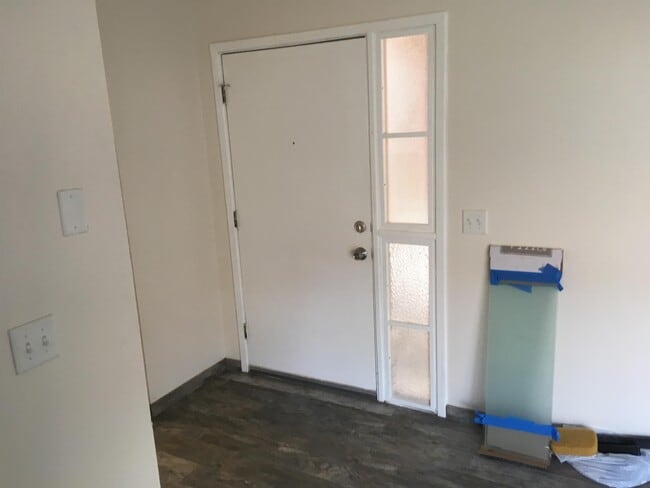 Building Photo - 2601 W Broadway Blvd