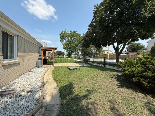 Building Photo - 1700 N 14th Ave