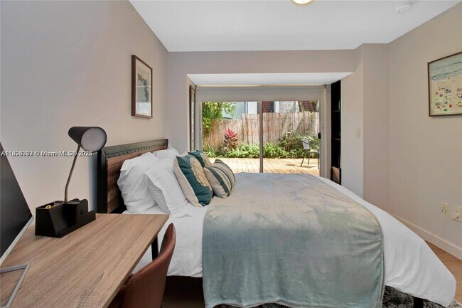 Building Photo - 833 W 39th St