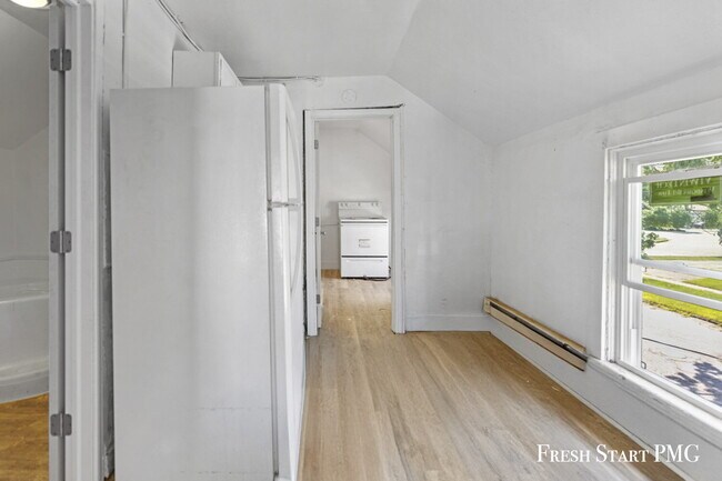 Building Photo - Bright and newly renovated apartment (2 Be...
