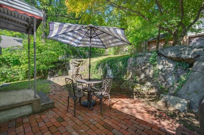 Building Photo - Ranch-style residence offers 3 bedrooms an...
