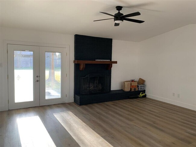 Building Photo - 3503 Roanoke Dr