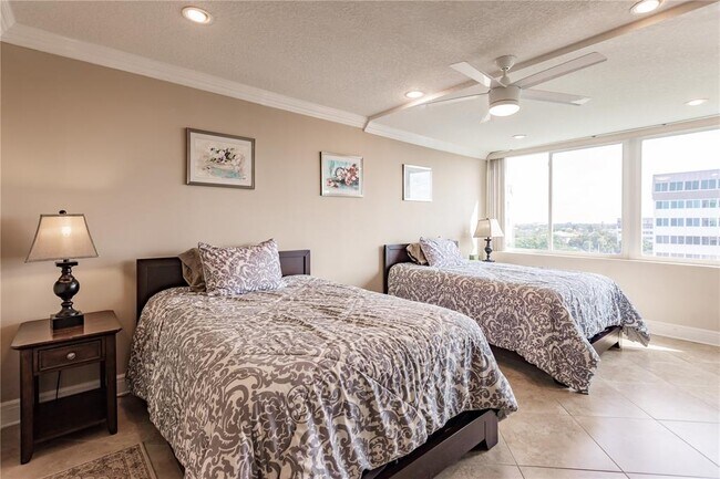 Building Photo - 1055 W Peppertree Dr