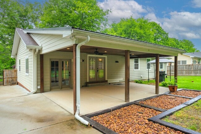Building Photo - 1143 Bayview Dr