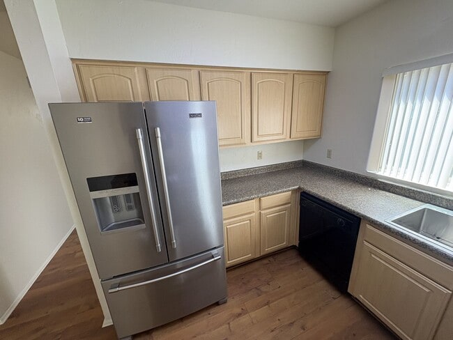 Building Photo - Eastside townhome, convenient location