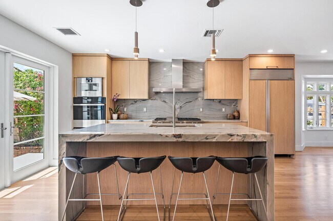 Building Photo - 306 Cordova Rd