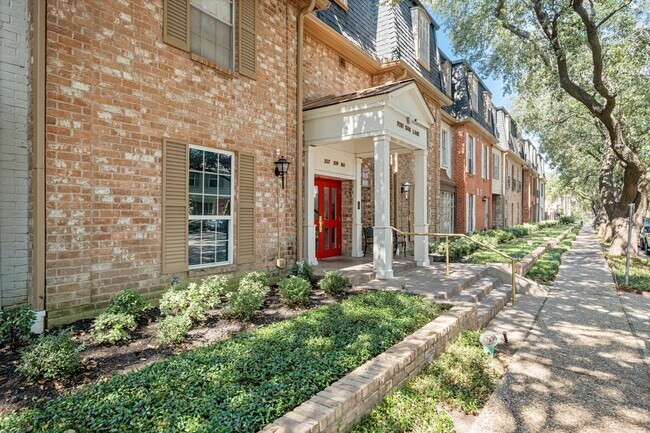 Building Photo - 357 N Post Oak Ln