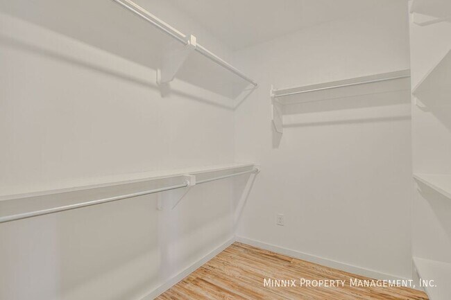Building Photo - 2012 Kenwood Ave