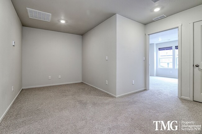 Building Photo - 3 Bed 2.5 Bath Townhome on a Corner Lot in...