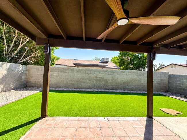 Building Photo - "Newly Updated 3-Bedroom Duplex with 2 Ful...