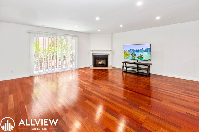 Building Photo - Beautifully Upgraded 2-Bed, 3-Bath Townhou...