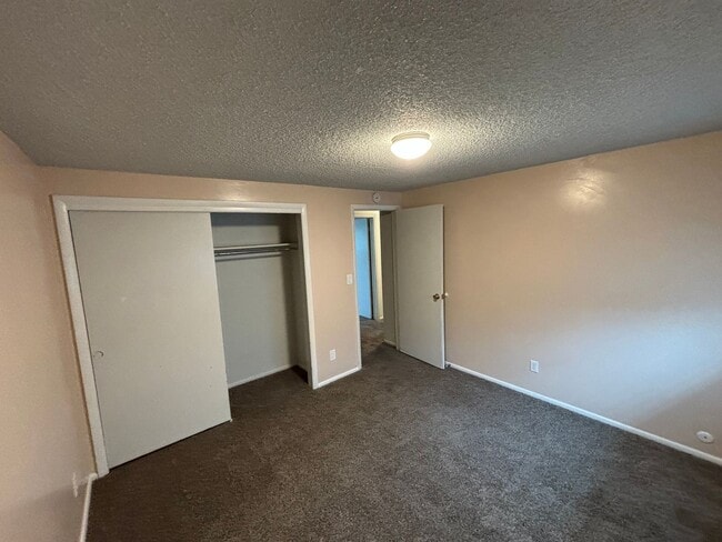 Building Photo - Nice and Spacious Orem Home