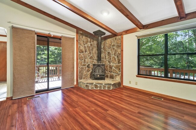 Building Photo - 3 bedroom / 2 bath on a private corner lot in Fairfield Glade