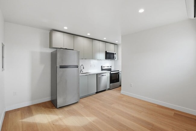 Building Photo - 2735 Broadway-3