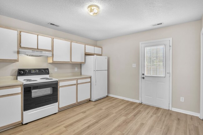 Building Photo - 2 Bed 2.5 Bath Townhome