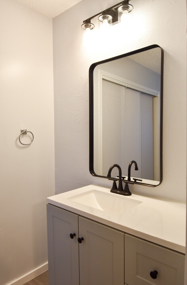 Building Photo - 4908 Oak Blf