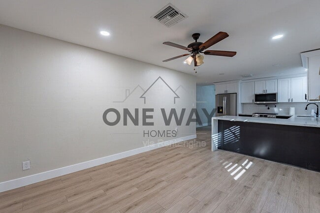 Building Photo - 745 E Pierce St