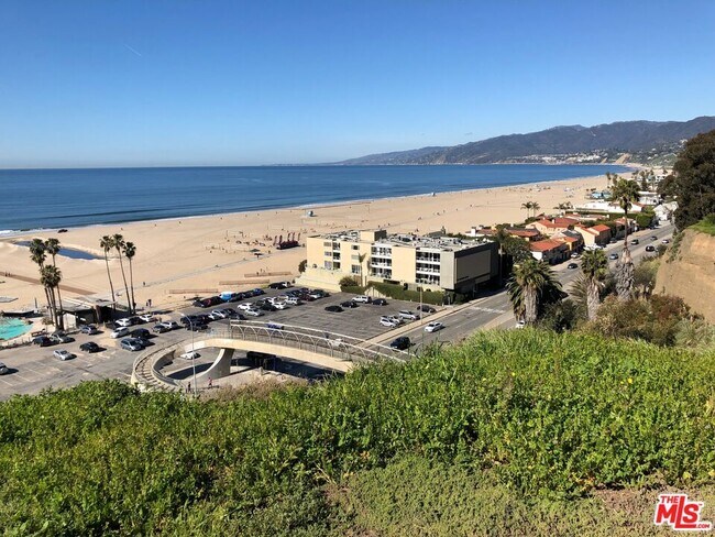 Building Photo - 723 Palisades Beach Rd