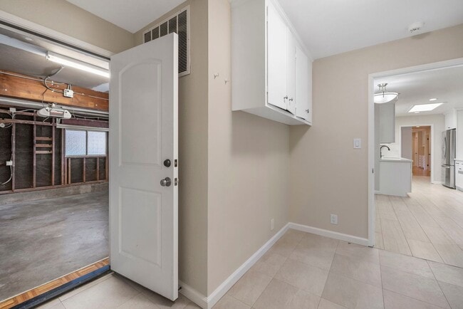 Building Photo - Spacious Menlo Park Retreat with 6 Bedroom...