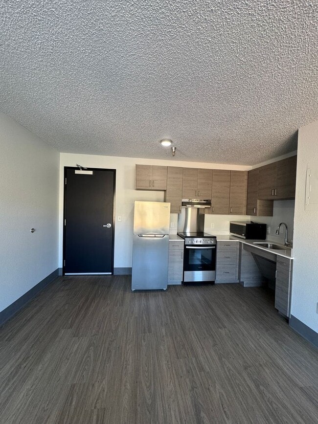 Building Photo - 2 bed 2 bath unit - ALL UTILITIES PAID - A...