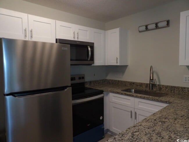 Building Photo - 1095 Plantation Dr
