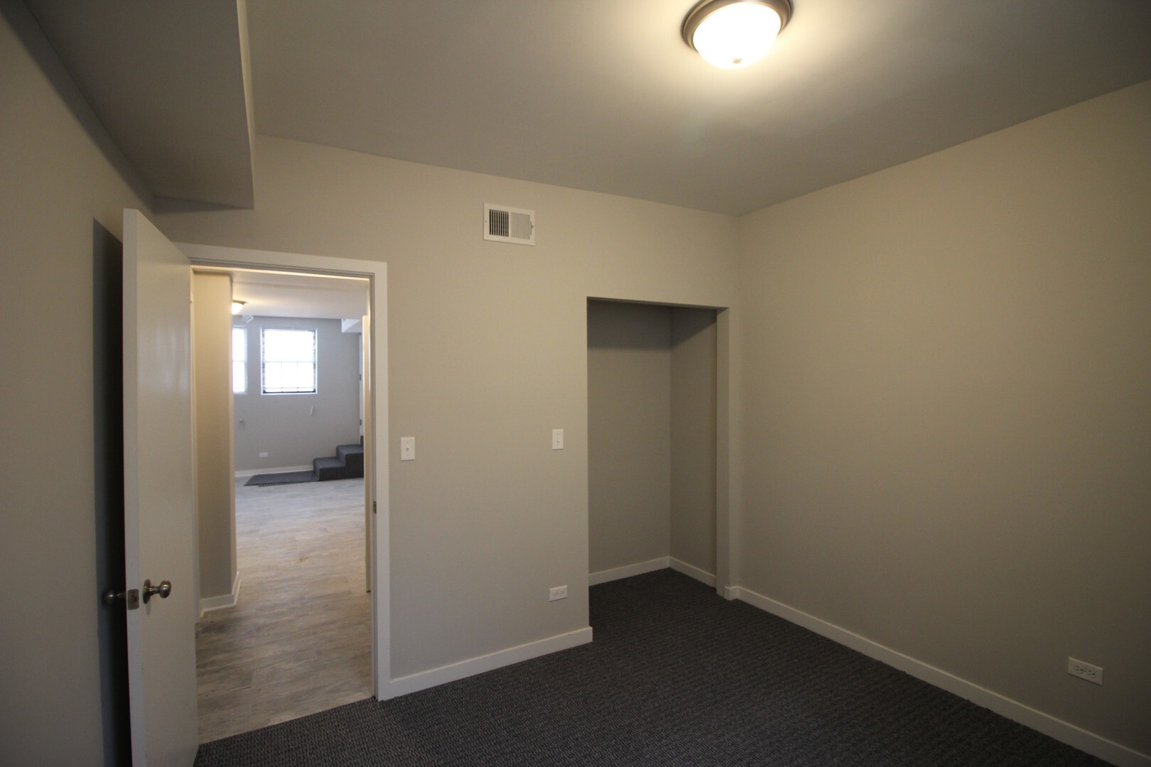 Building Photo - 3108 W Sunnyside Ave