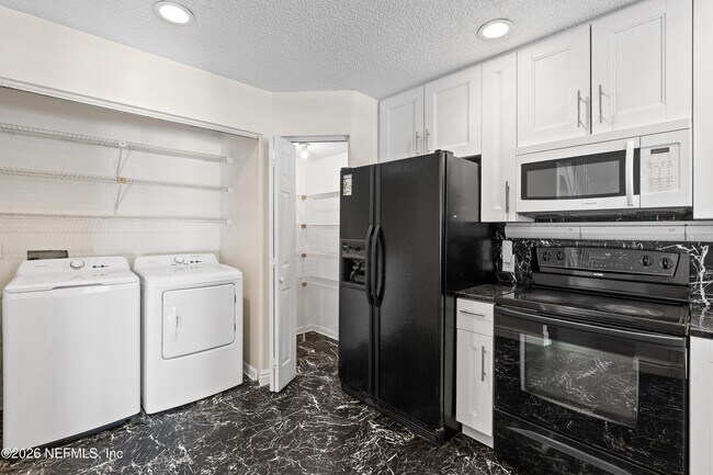 Building Photo - 9960 Moorings Dr