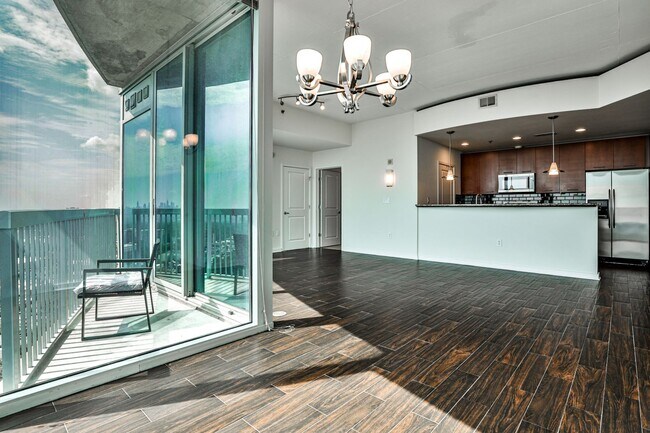 Building Photo - Luxury 28th Floor 2 Bedroom Condo For Leas...