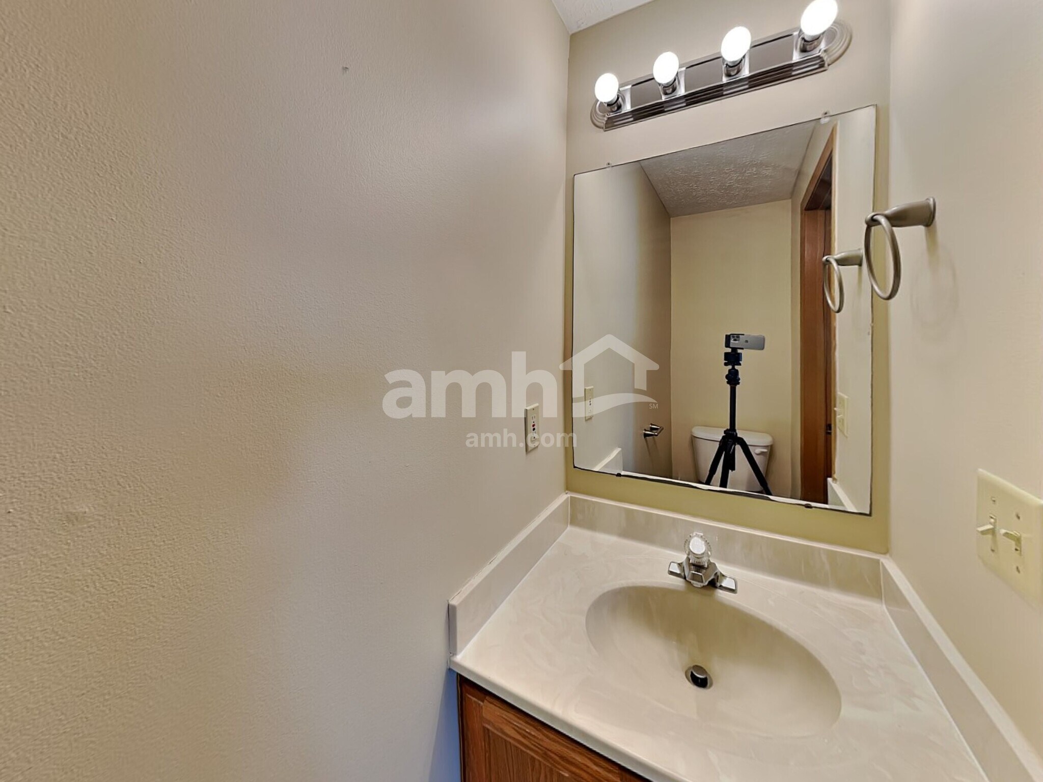 Building Photo - 8558 Rodebaugh Rd