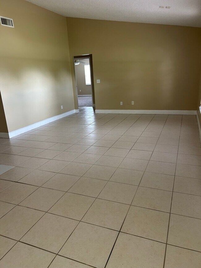 Building Photo - JUST LISTED -5 BEDROOM + BONUS ROOM - DELTONA NO PETS ALLOWED