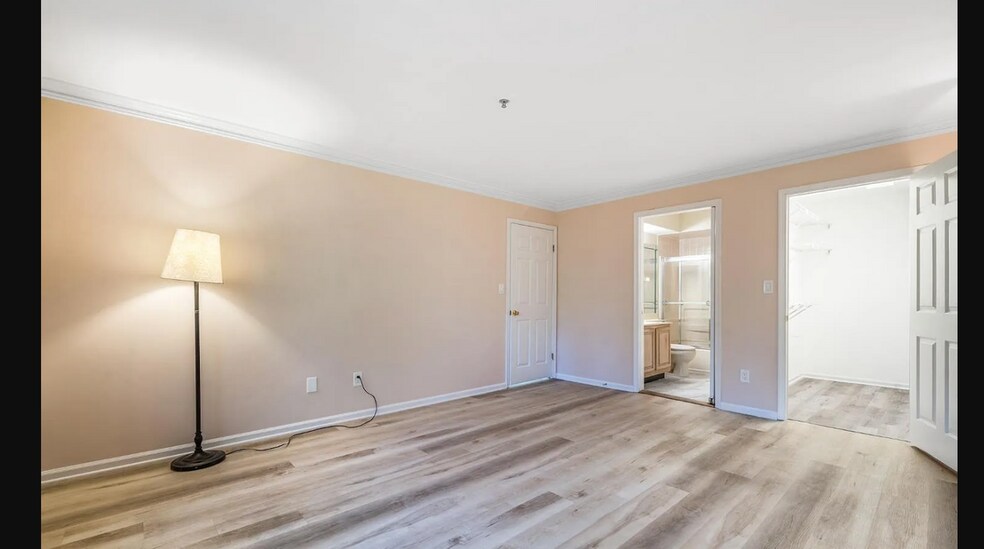 Building Photo - 1326 Waterford Dr