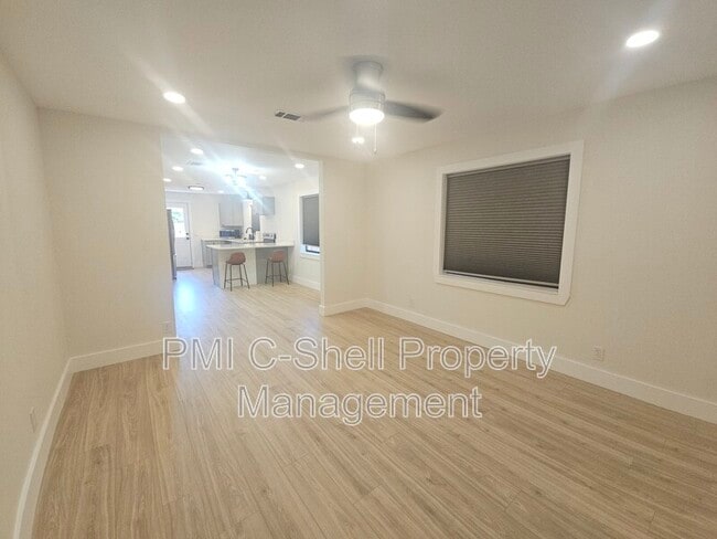 Building Photo - 913 W Hernandez St