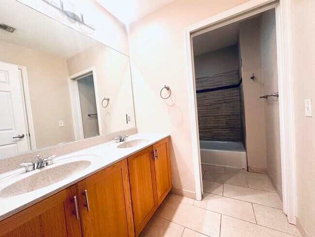 Building Photo - 5 Soho Dr