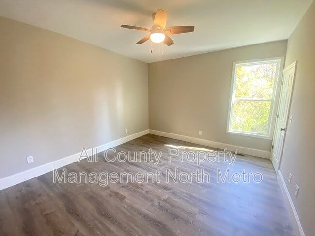 Building Photo - 5390 Valley Dr