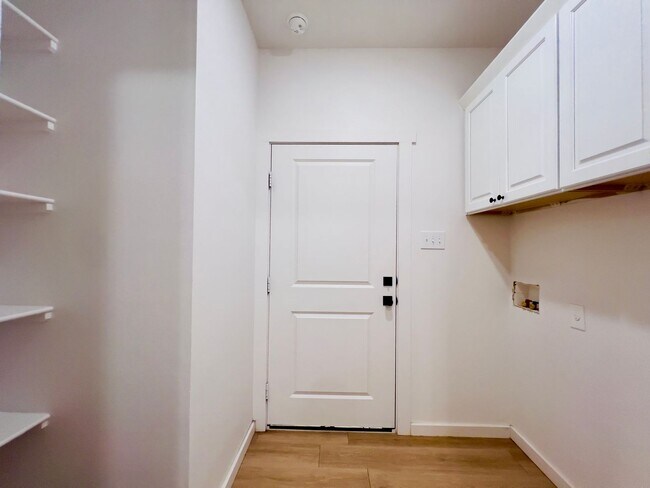 Building Photo - PRE-LEASING FOR JUNE OR JULY! Spacious Townhome in Escondido